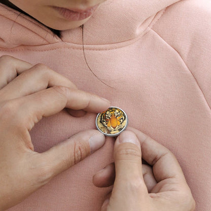Spilla Tonda Personalizzata in Metallo | Pin Classica da Giacca e Zaino (2,5 cm)
